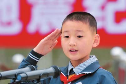 汶川地震"敬礼娃娃"母亲希望减少关注