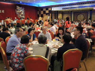 華裔子女父親節送多樣祝福 紐約華埠餐館爆滿