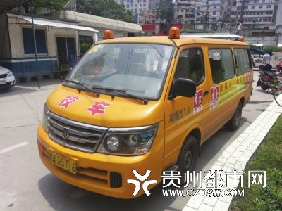 黄色面包车严重超载被交警暂扣.