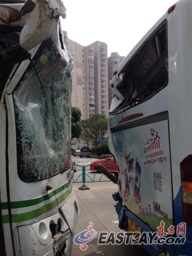 上海公交撞倒图片