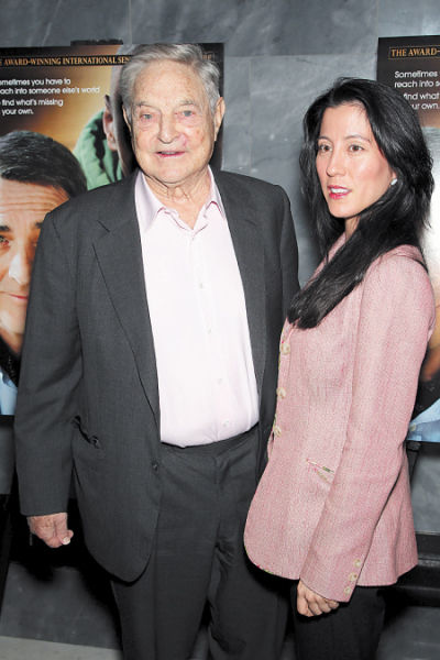 迎娶41岁的日裔未婚妻多美子·博尔顿