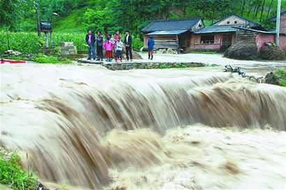 7月25日,因洪水冲毁道路,甘肃陇南市西和县大庄村群众被困在河对岸.
