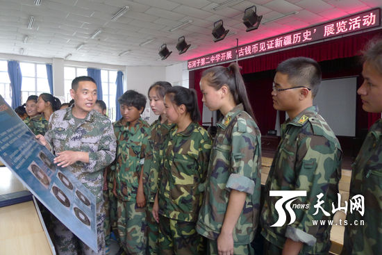 8月13日,李常宝为石河子高中城部分少数民族学生讲授古钱币背后的历史