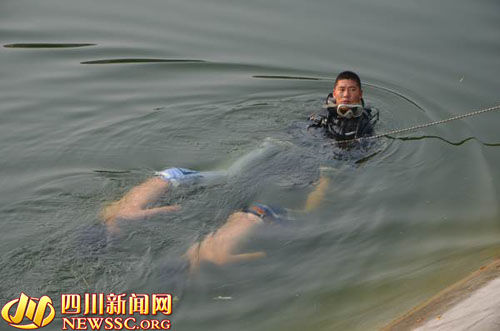 消防蛙人将两溺水男子打捞出水面四川新闻网绵阳8月21日讯(朱凯