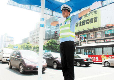 原芙蓉交警大队大队长陈效林在铁腕治警的同时,在