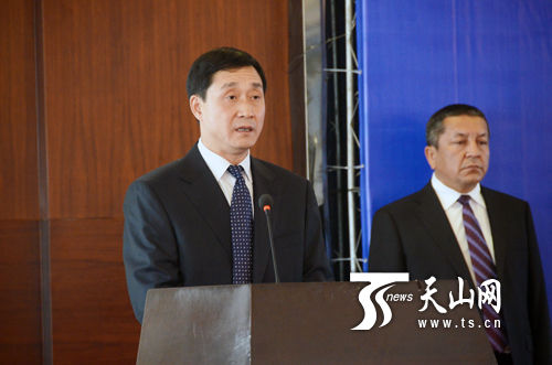 伊犁州党委常委,常务副州长刘会军(左一)在签约仪式上致辞签约仪式