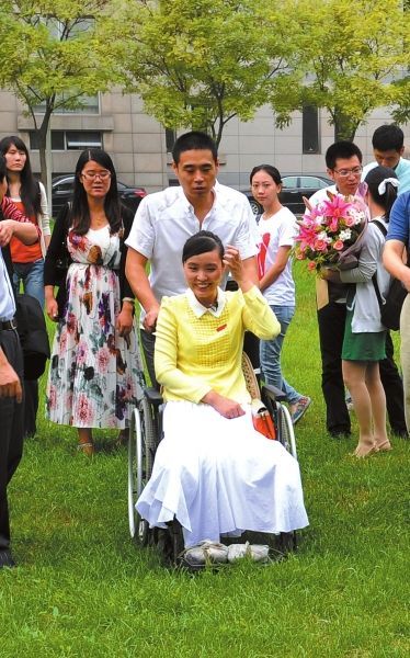 李江涛) 教师节到来前夕,被誉为"最美女教师"的张丽莉8日来到北京师范