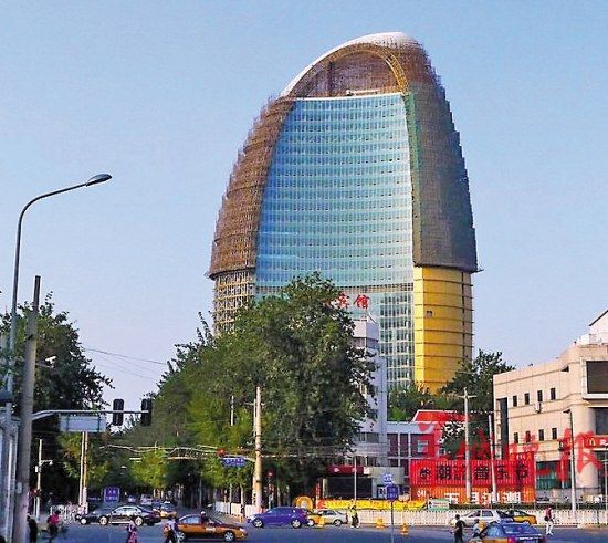 人民日报大楼披上土豪金