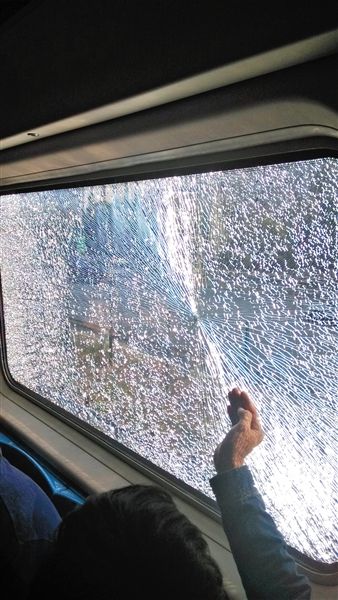 由于被石子击中,北京地铁八通线一辆列车车窗玻璃被击碎,好在车上无人