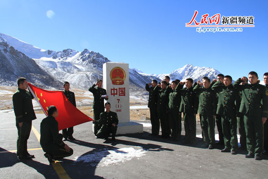 海拔5100米 新疆红其拉甫退伍老兵告别界碑