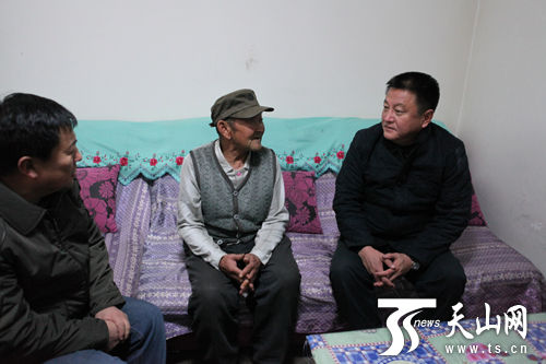 和静县县委书记赵文纪看望巴音布鲁克镇困难群众