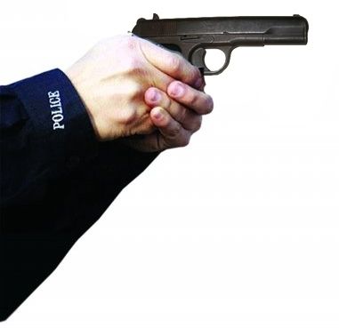 想歪招"搞钱"口头警告及鸣枪示警均无效民警两次开枪击伤绑匪本报讯