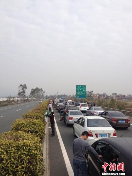 在惠河高速距离石坝5公里处,许多车主都下了车,在高速公路上舒展筋骨