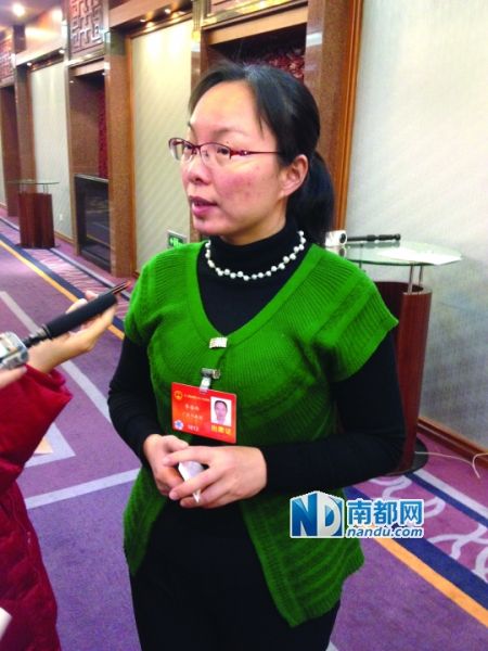 南都记者 张明术 摄3月3日上午,两名身着艳丽民族服饰的女代表被记者