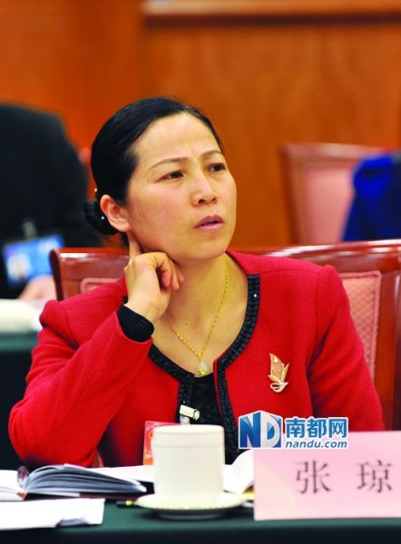 南都记者 张明术 摄3月3日上午,两名身着艳丽民族服饰的女代表被记者