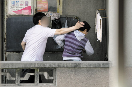 父亲打儿子现场.