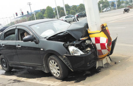 日前,宁乡金洲大道,一辆轿车撞上一灯柱杆,车头被撞凹卡住动弹不得,所