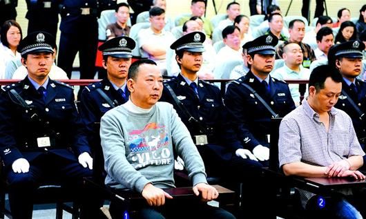 图为:23日,被告人刘汉(前左),唐先兵(前右)均被咸宁中院一审宣判死刑