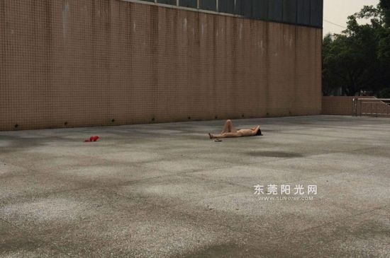 东莞一女子裸体躺广场