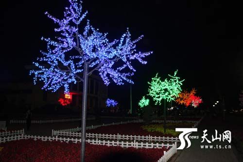 裕民县不断加大城市夜景建设力度,投资200余万元,在县城主要街道安装