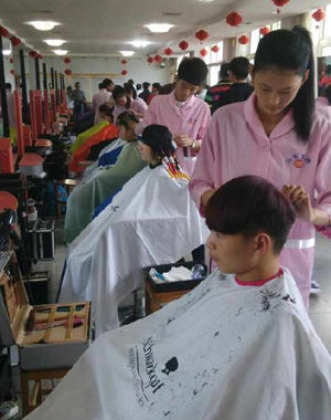 (图片来源:@宁耀辉)在蓝翔,学生每月都会上一次形象课,美容美发专业的