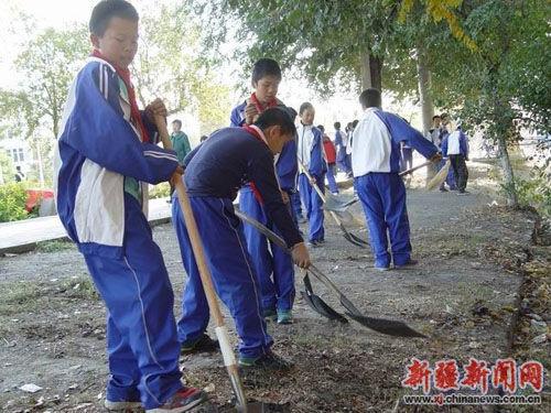 新疆沙湾县四中师生合力清除街道"牛皮癣"