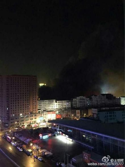哈尔滨仓库大火导致塌方 多名消防员被埋(图)