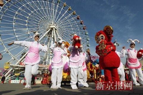 新京報記者 浦峰 攝2015年2月12日,石景山遊樂園,羊年新款花車在園內