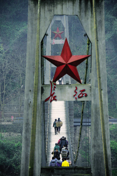 当年红军横渡赤水的渡口已经修建了一座钢缆式斜拉吊桥,取名"红军桥