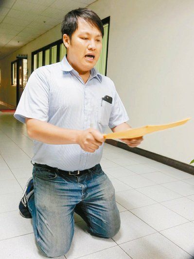 参选人助理批高雄市长陈菊吃相难看后下跪道歉