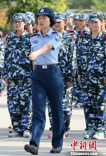 美女教官示范走队列. 崔嘉跃 摄90后教官执教军训.