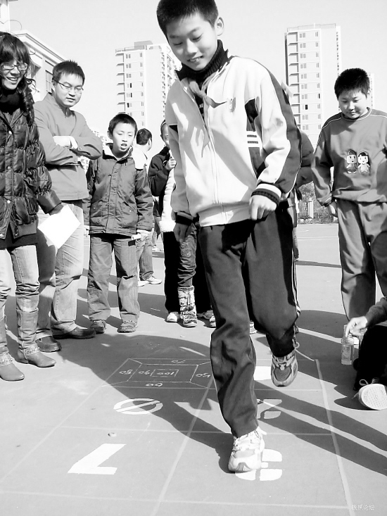 建兰路上玩起老师给我们画着的"房子",同学们和老师都很喜欢这个游戏!