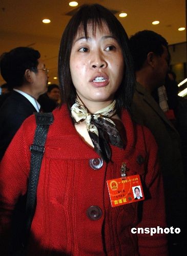 三月二日下午近六时,中国首位农民工全国人大代表胡小燕,随广东代表团