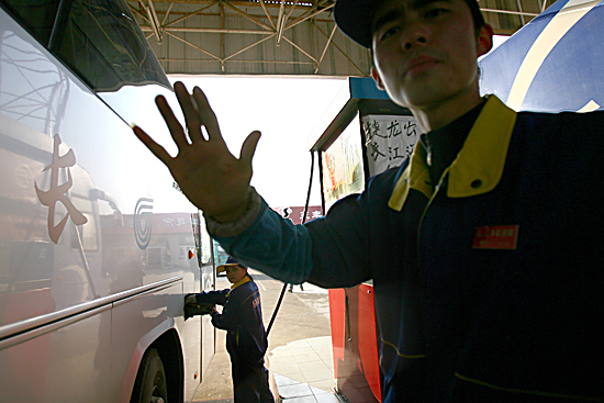 图文:工作人员阻扰记者拍摄加柴油