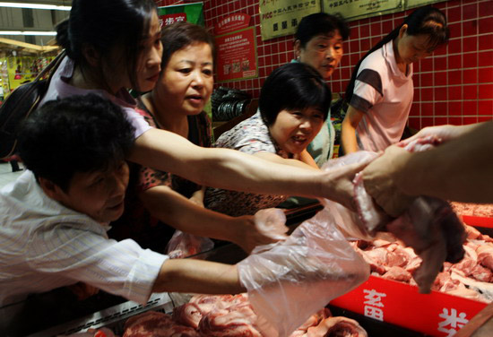 6月4日上午,长沙市某超市将新鲜的猪肉平价销售,引得市民争相抢购