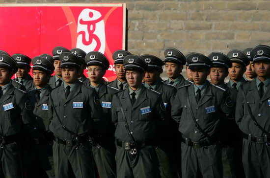 图文:一群保安在进行训练