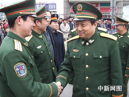 武警浙江总队总队长王平安看望在杭州火车站执勤的武警官兵作 者:张玎