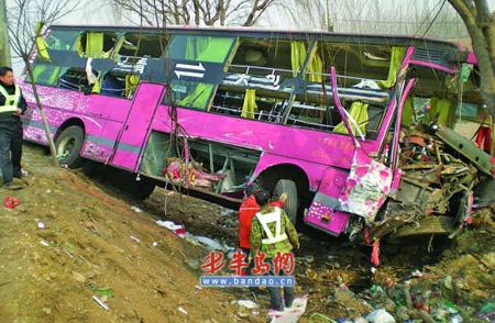 山东胶州两辆客车相撞致1死数伤组图