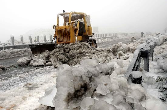 冰雪灾害不仅阻断了他们回家的路,也考验着铁路,交