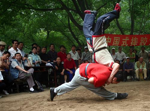 一些老摔交运动员在北京地坛公园开设了北京唯一一个中国式摔交场