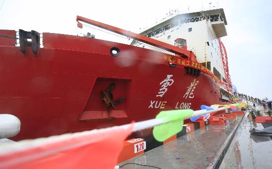 图文:(科技)(3)"雪龙"号归来4月15日,"雪龙"号停泊在上海外高桥专用