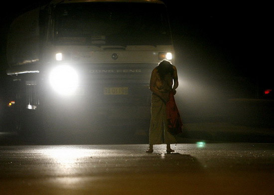 图文:上身赤裸的妇女街头拦车