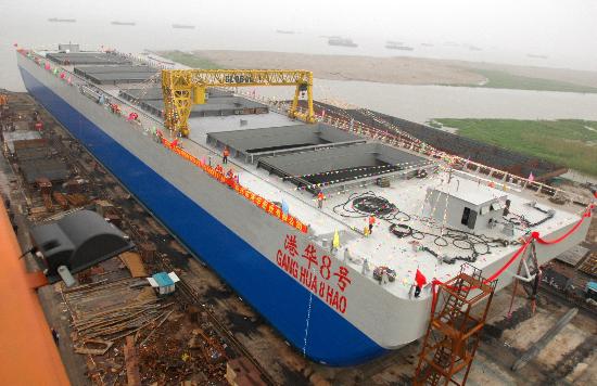 5万吨散装水泥驳船在江苏泰兴下水