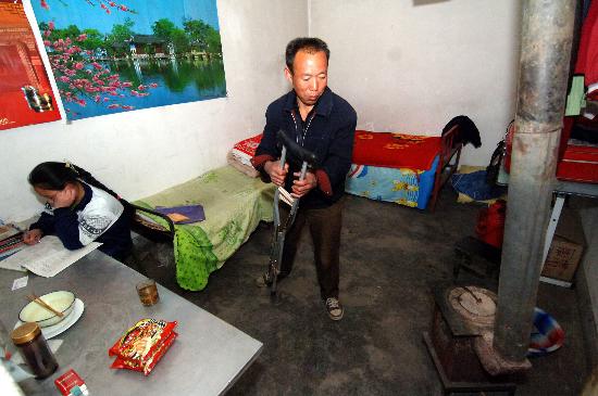 图文:(城乡热点)(2)陕西黄陵:农民父亲十年如一日背女儿上学