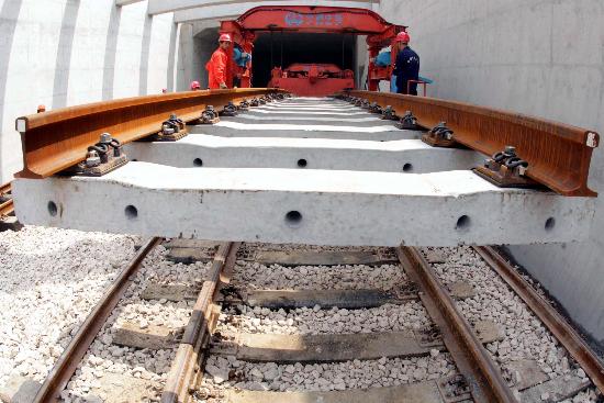 图文:#(经济)(2)上海轨道交通7号线开始铺轨