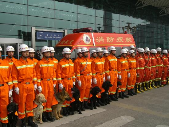图文:搜救队员在沈阳桃仙国际机场整装待发