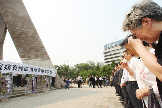 5月19日14時28分,在天津抗震紀念碑前,市民為汶川大地震遇難者默哀.