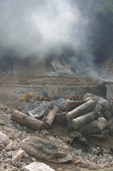 图文:宝成铁路109号隧道内清理出的油罐车