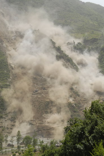 5月12日14点29分:四川广元市青川县梅花山地震引发山体滑坡的场面.