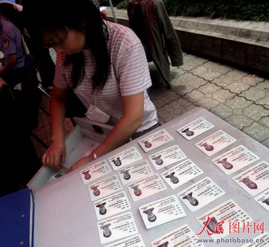组图:都江堰民政部门为灾民办理临时身份证